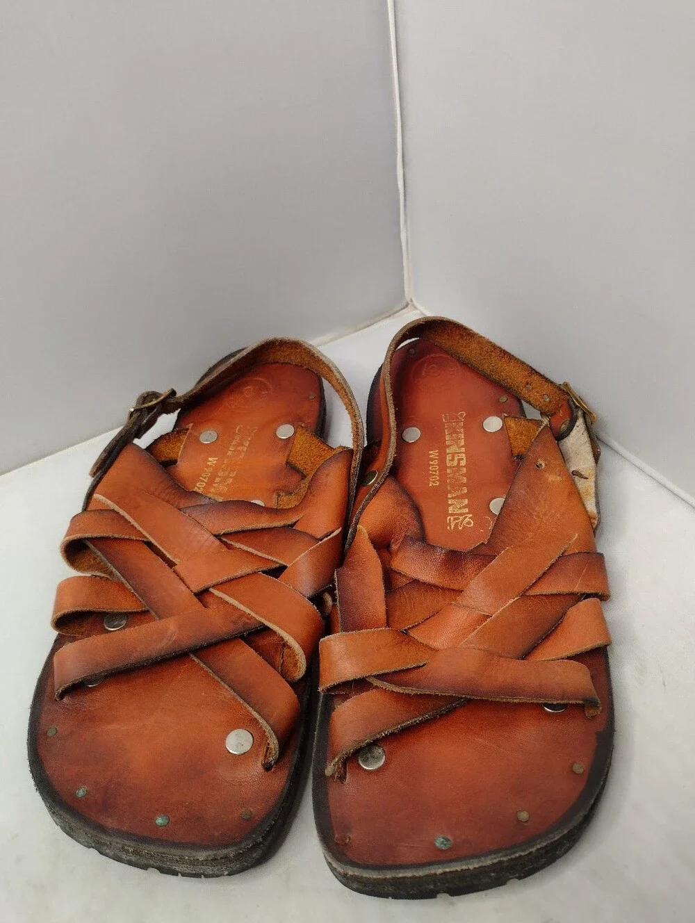 Vintage Y2K Kinsman Mens Brown Leather  Sandals Gold Studs Rubber 8 Tan A14